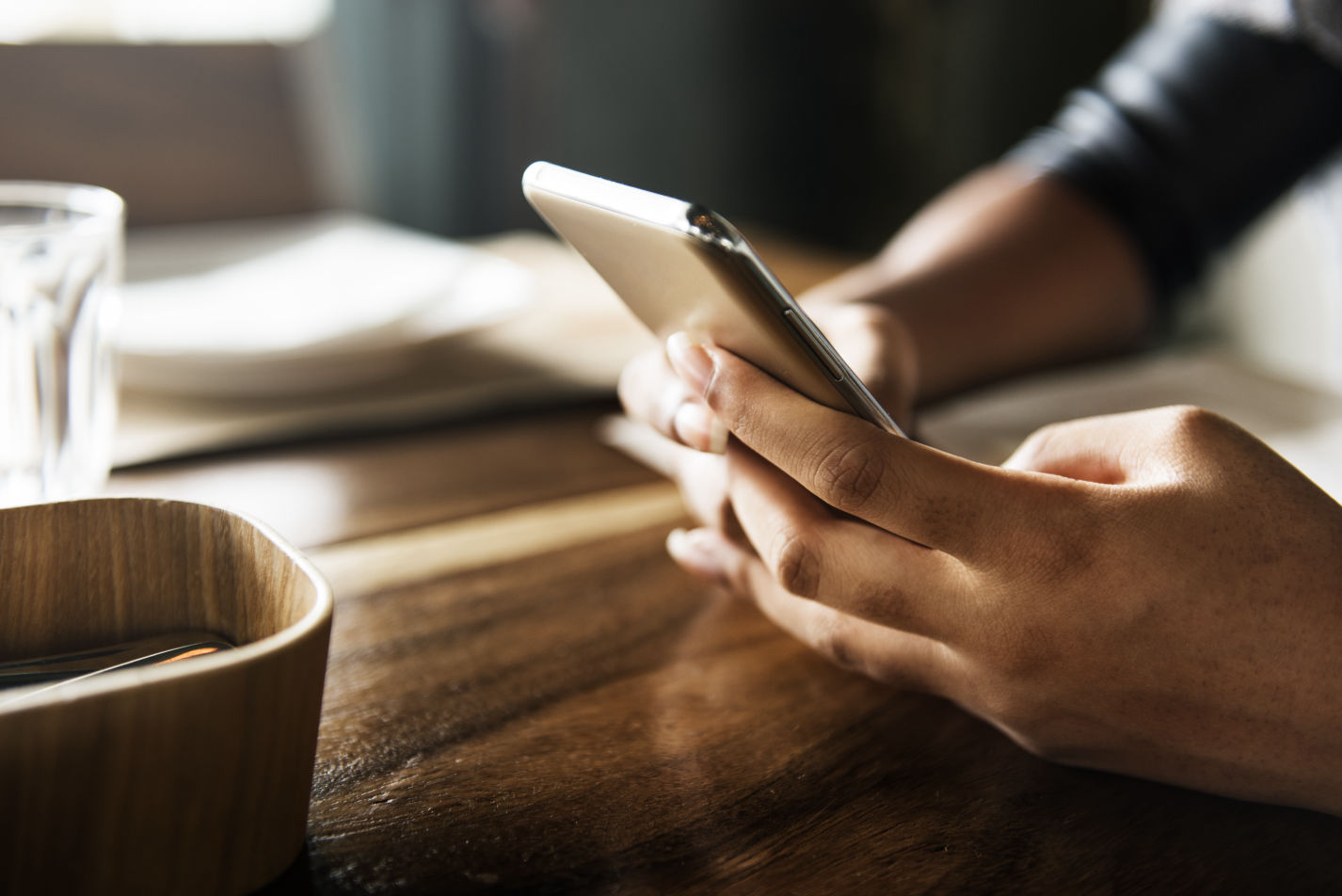 diverse_hands_texting