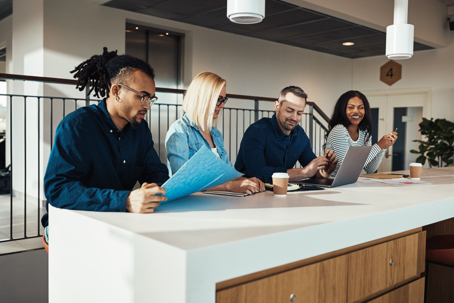 diverse_business_people_meeting